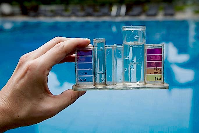 Havuz Suyu Neden Bulanık Olur? Detaylı Teşhis ve Kalıcı Çözüm Rehberi