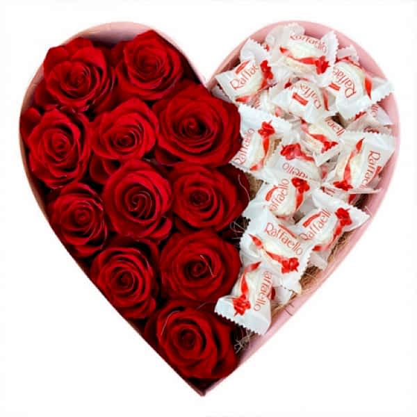 Antalya Çiçekçi - Kalp Kutuda 11 adet Gül Ve Rafello Çikolata