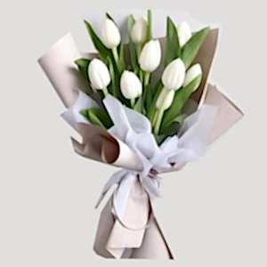 Antalya Çiçekçi - 9 ADET BEYAZ LALEDEN OLUŞAN KREP KAĞITA YAPILAN ÇOK ŞIK BİR BUKET