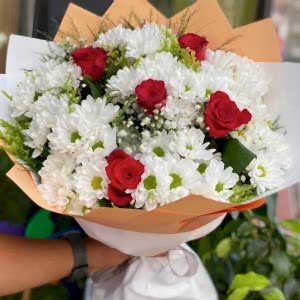  Antalya Çiçek Siparişi - Papatya  Kırmızı Güllerin Buketi
